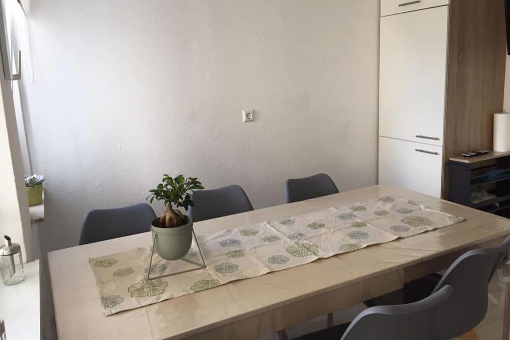 22B Grosse Wohnung Mit Balkon, Smarttv Und Wlan Korb Zewnętrze zdjęcie